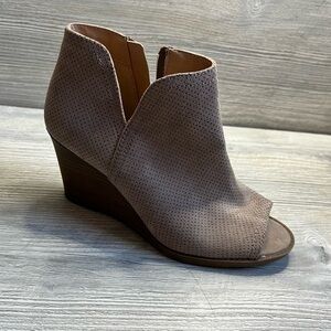 Time & Tru ankle open toe booties inside zipper and open V notch on side sz 7